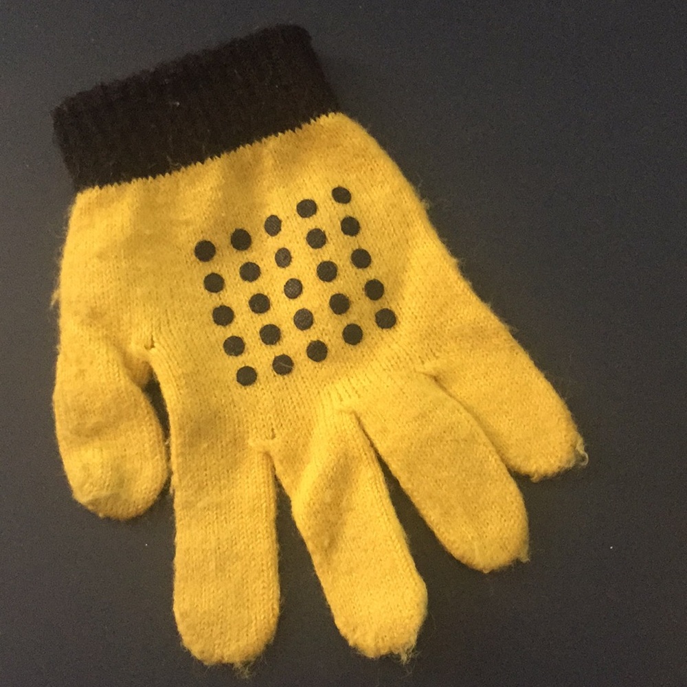 Despicable Me Minion Gloves - Picture 6 of 8